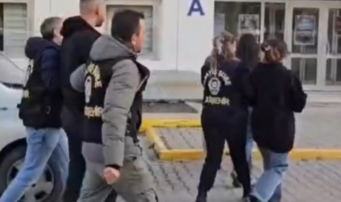 Eskişehir’de 15 gram altın çalan 3 şüpheli kısa süre içinde yakalandı Eskişehir'in Odunpazarı ilçesinde bir evden 15 gram altın çalan Ö.G.,