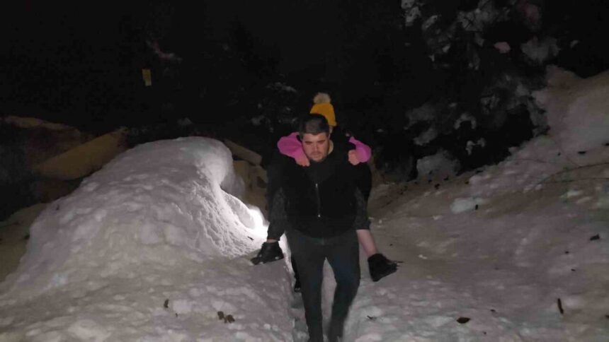 Safranbolu’da yoğun kar sonucu elektrik tellerinin düşmesiyle mahsur kalan engelli anne-kız kurtarıldı.