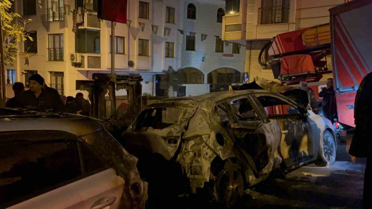 Eyüpsultan’da park halindeki iki araç bilinmeyen bir nedenle yandı. Yangın