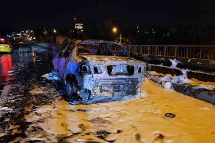 Eyüpsultan’da Seyir Halindeki Otomobilde Yangın Çıktı, Araç Kullanılamaz Hale Geldi