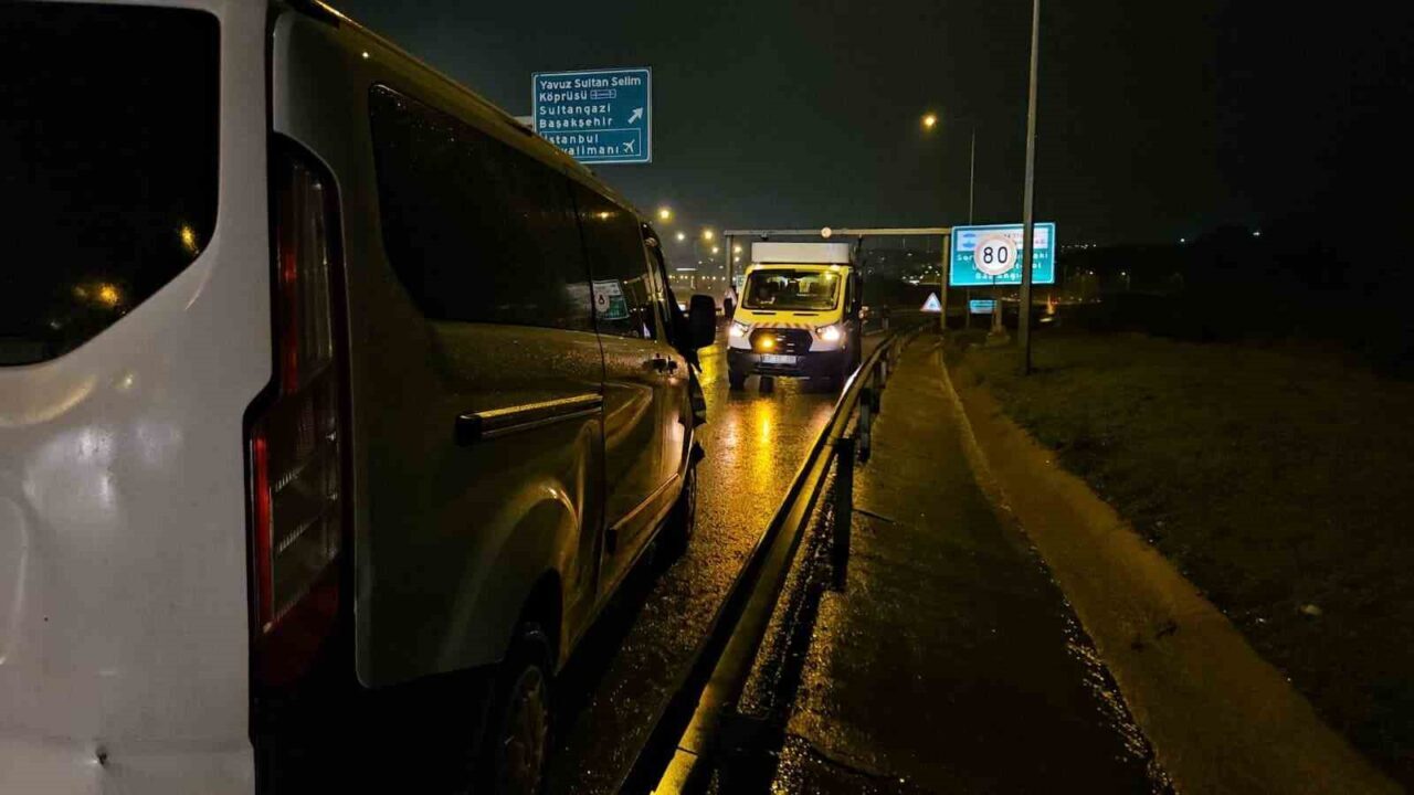 Eyüpsultan’da Sağanak Yağış Sonrası 7 Araçla Zincirleme Kaza, 2 Yaralı