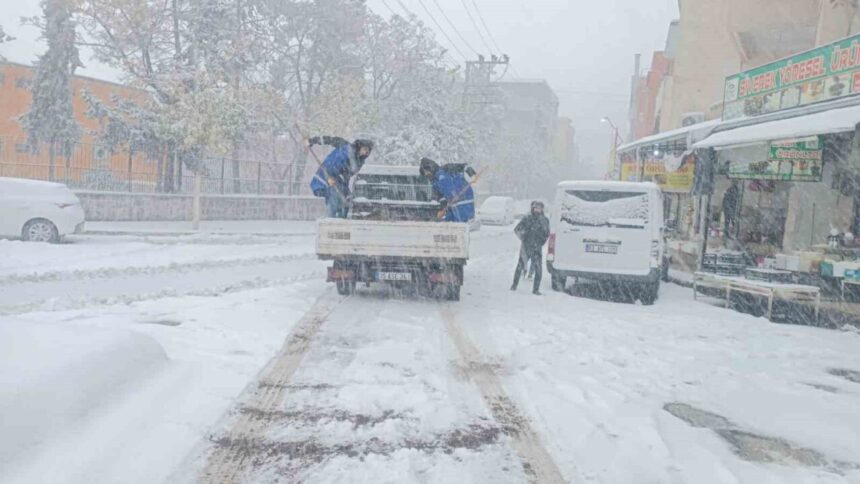 Şanlıurfa’da yoğun kar yağışı sonrası Eyyübiye Belediyesi ekipleri, tuzlama ve kar küreme çalışmalarını sürdürüyor.