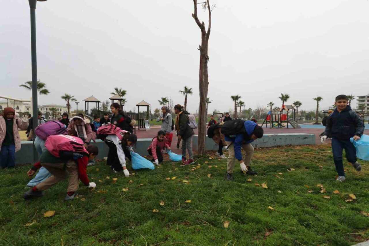 Eyyübiye Belediyesi Çevre Bilinci Eğitimleriyle Öğrencileri Temiz Geleceğe Hazırlıyor Eyyübiye Belediyesi, Mustafa Vedat Mutlu Ortaokulu öğrencilerine yönelik çevre temizliği