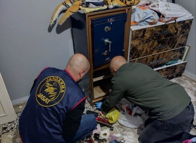 Kırşehir’de Hırsızlık Olayı Jandarma Operasyonuyla Çözüldü Kırşehir’in Çayağazı köyünde yaşanan hırsızlık olayı, İl Jandarma Komutanlığı’nın kapsamlı