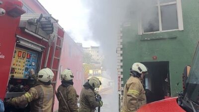 Fatih'te, 8 kişilik bir ailenin yaşadığı 2 katlı bina yangınla