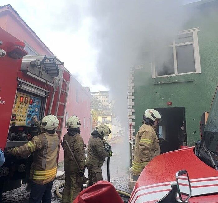 Fatih’te Yangın Faciasından Son Anda Kurtulan 8 Kişilik Aile Dramı Fatih'te, 8 kişilik bir ailenin yaşadığı 2 katlı bina yangınla