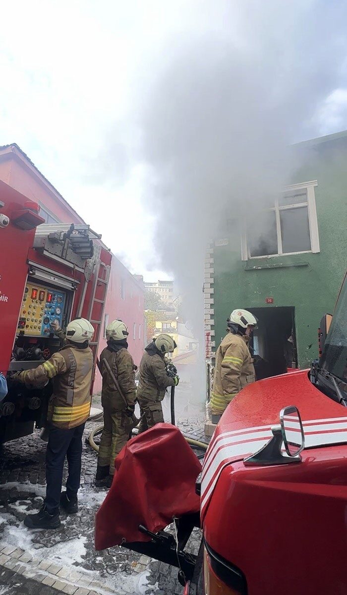 Fatih'te, 8 kişilik bir ailenin yaşadığı 2 katlı bina yangınla
