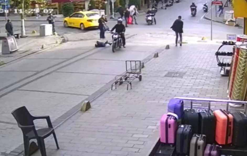 Fatih’te motosiklet kazası: Küçük kız hastaneye kaldırıldı, sürücü kaçtı İstanbul Fatih'te bir motosiklet sürücüsü, annesinin elini bırakarak yola koşan
