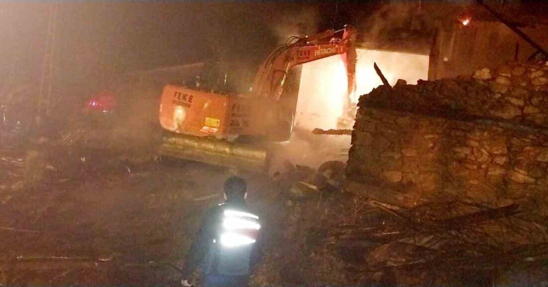 Feke’deki yangında bir ev kullanılamaz hale geldi, okul lojmanında ise maddi hasar oluştu Adana'nın Feke ilçesinde dün gece Kadir Akyol'a ait bir evde