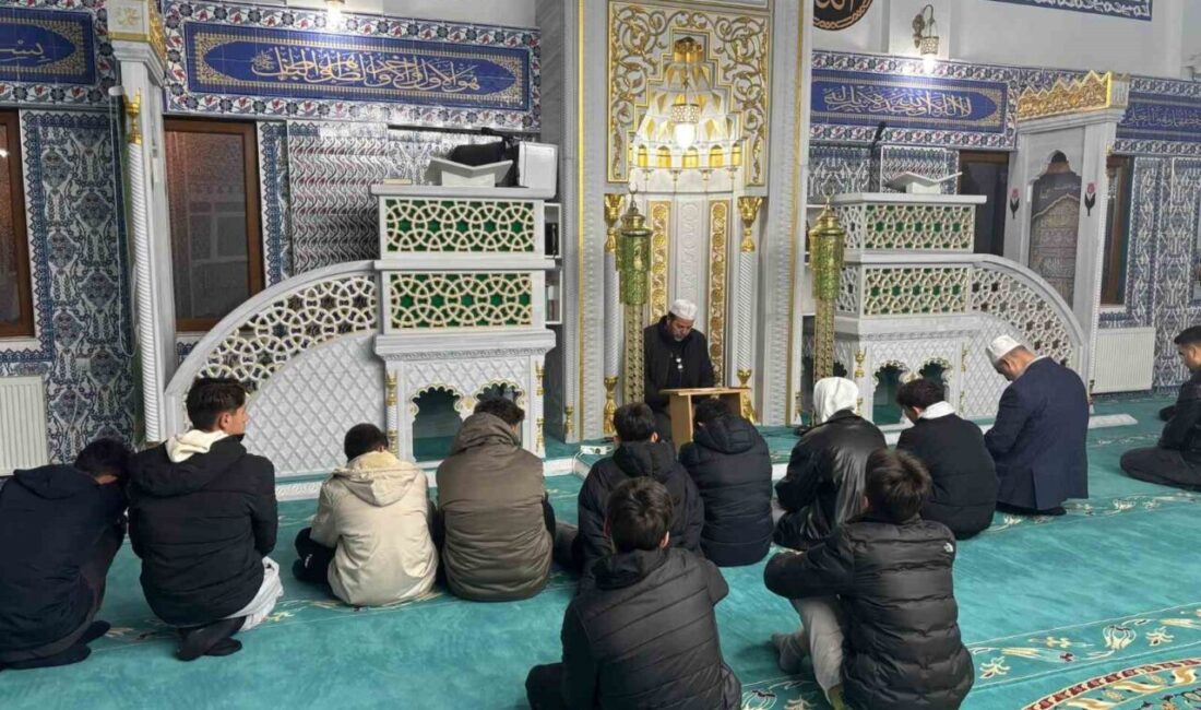 Fen Lisesi Öğrencileri Hisar Camii’nde Sabah Namazı Etkinliğinde Buluştu Eskişehir'de her hafta yapılan sabah namazı etkinliği bu hafta Hisar