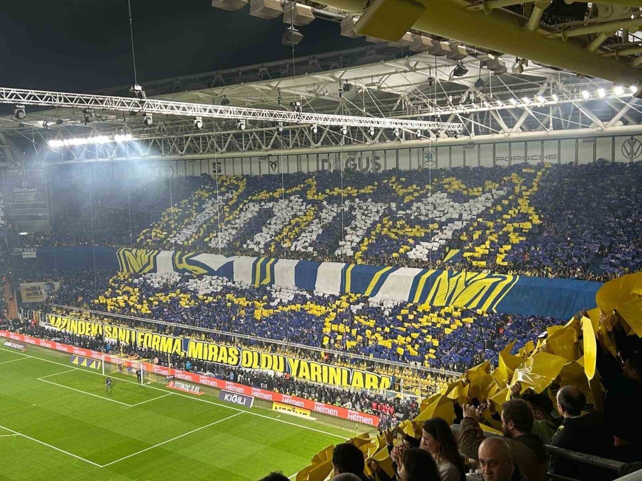 Fenerbahçeli taraftarlar, Galatasaray derbisi için özel bir koreografi hazırladı. Maç
