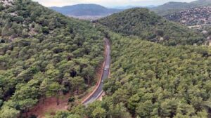 Muğla Büyükşehir Belediyesi, Fethiye-Ölüdeniz'de yürüttüğü kapsamlı yol ve altyapı projeleriyle