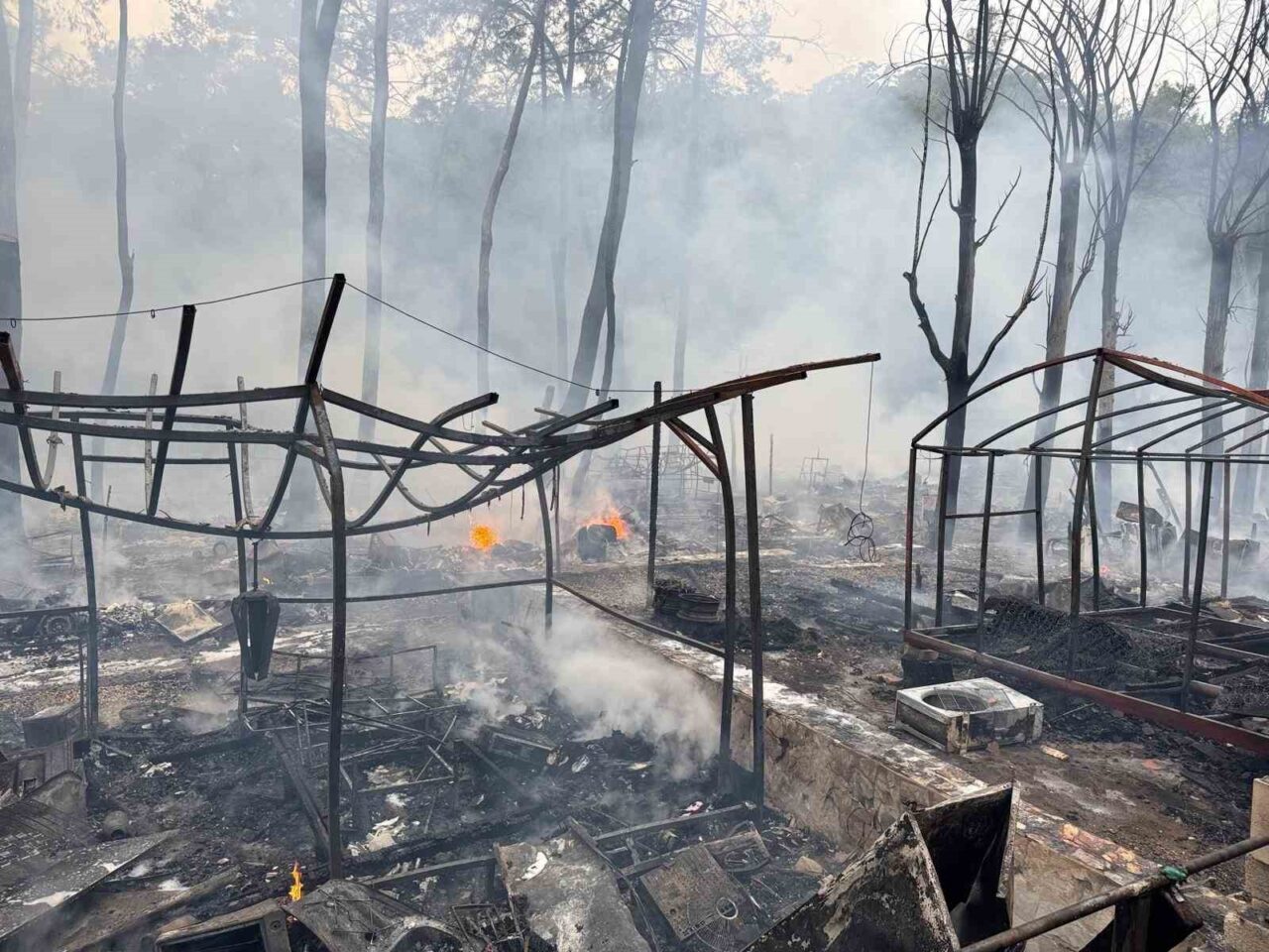 Muğla'nın Fethiye ilçesindeki Katrancı Koyu Tabiat Parkı'nda, elektrik aksamından kaynaklandığı