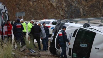 Fethiye–Ortaca seferini yapan minibüs, Yanıklar Mahallesi'nde kaygan yolda devrildi. Kaza