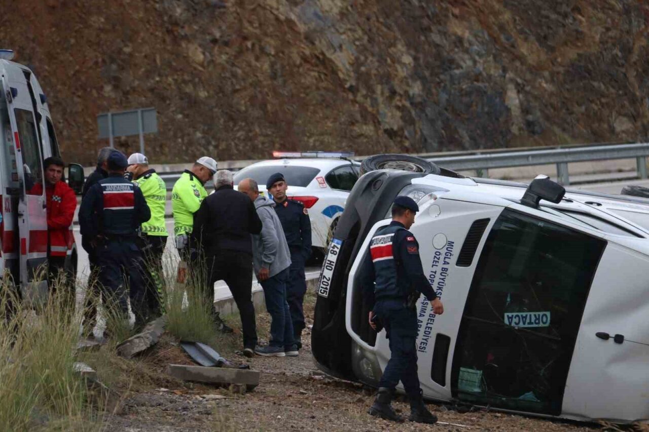 Fethiye–Ortaca seferini yapan minibüs, Yanıklar Mahallesi'nde kaygan yolda devrildi. Kaza