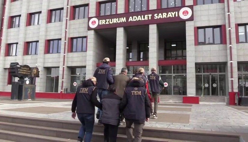 Erzurum’da FETÖ’nün Öğrencilere Yönelik Eleman Kazandırma Faaliyetleri Çökertildi Erzurum'da polis, FETÖ'nün öğrencileri yeniden kazanmaya çalışan üç kişiyi yakaladı.