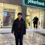 Kayseri’de arkadaşını dolandırıcılardan koruyan kişi, evden bankaya gitmekte olan arkadaşını otobüsten indirdi.