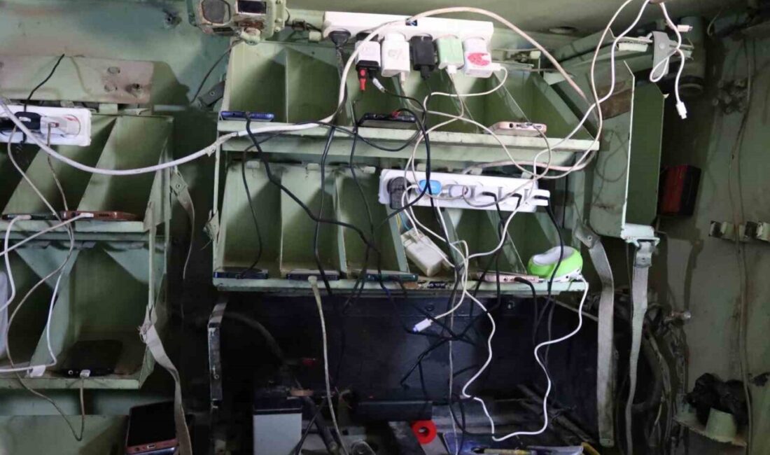 Gazze Şehri'nde yaşayan Yahya Hajij, terkedilmiş bir zırhlı aracı güneş