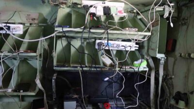 Gazze Şehri'nde yaşayan Yahya Hajij, terkedilmiş bir zırhlı aracı güneş