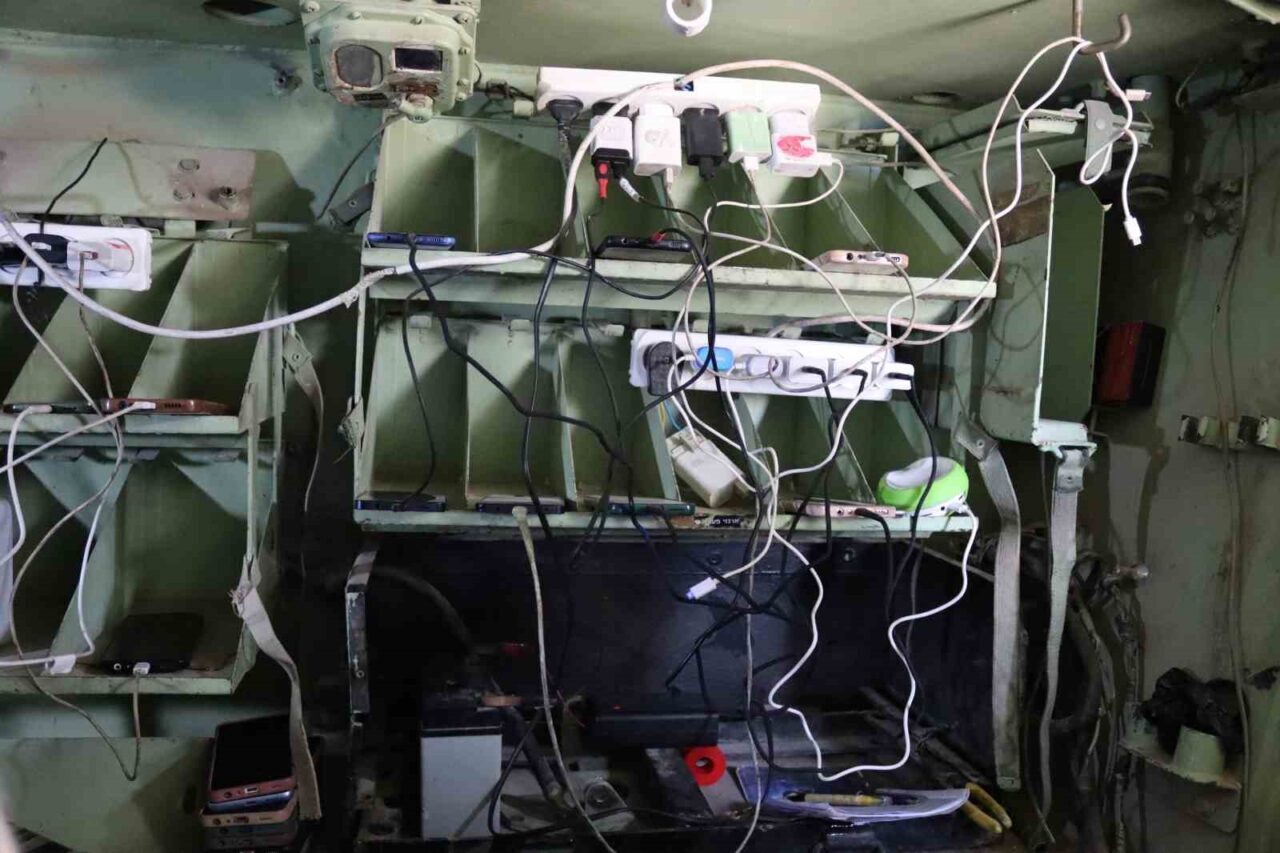 Gazze Şehri'nde yaşayan Yahya Hajij, terkedilmiş bir zırhlı aracı güneş