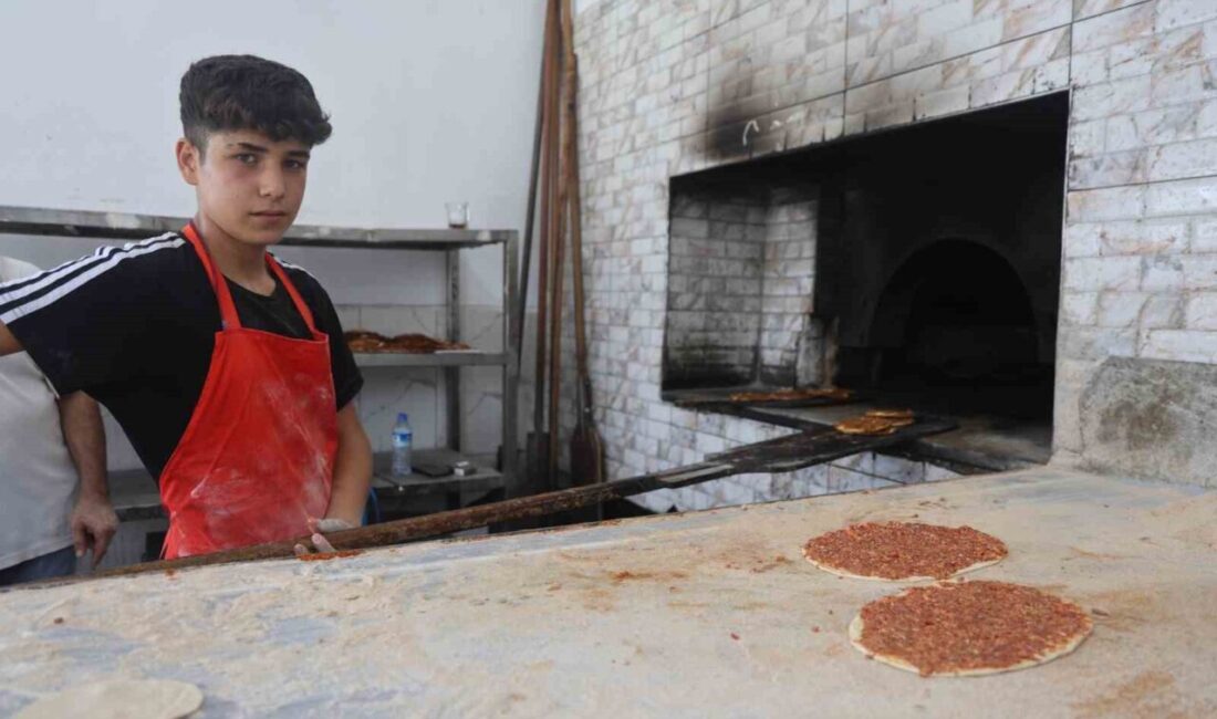 Hatay'da yaşayan 16 yaşındaki Memiş Akçakaya, fırında çıraklık yaparak hamur