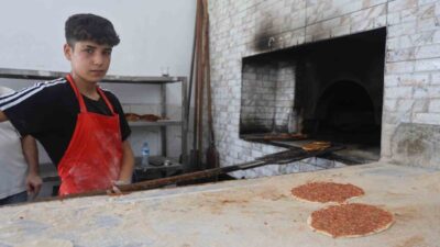 Hatay'da yaşayan 16 yaşındaki Memiş Akçakaya, fırında çıraklık yaparak hamur