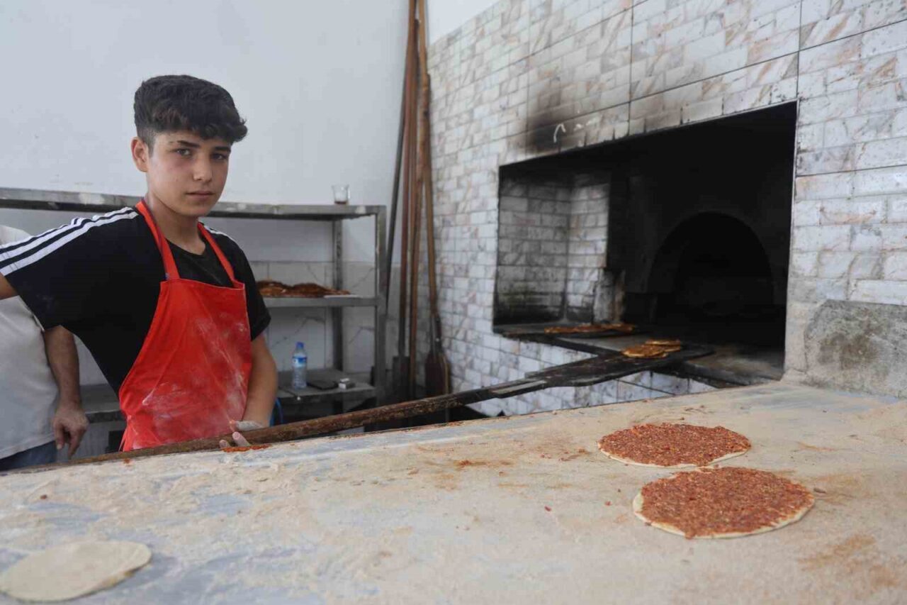 Hatay'da yaşayan 16 yaşındaki Memiş Akçakaya, fırında çıraklık yaparak hamur