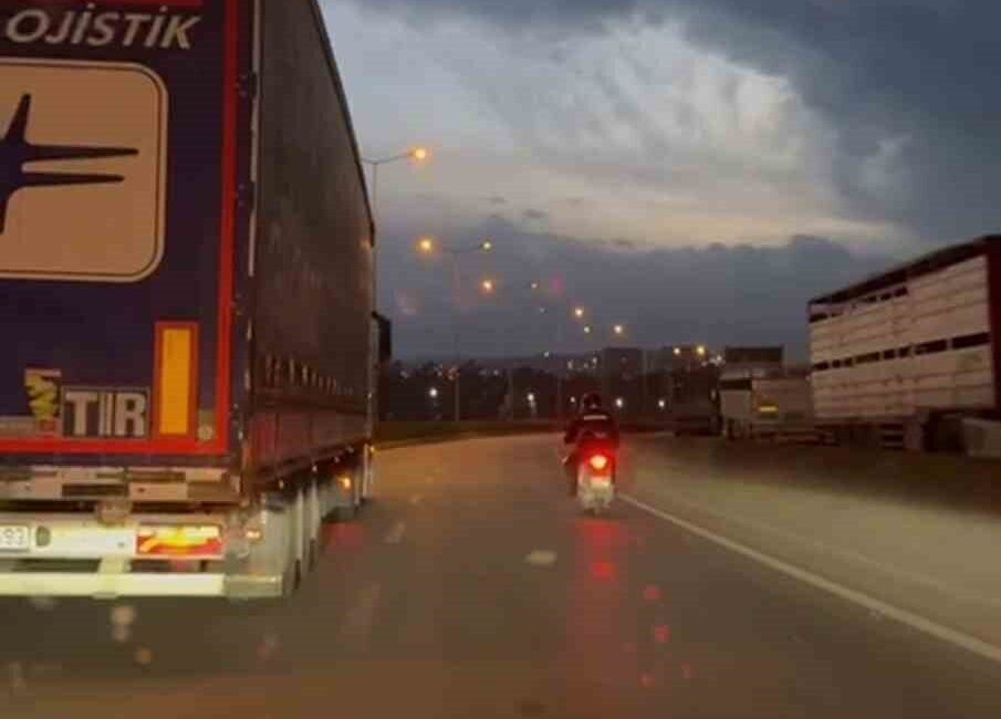 Hatay'da fırtına koşullarında zorluk çeken bir motosiklet sürücüsüne tır şoförü