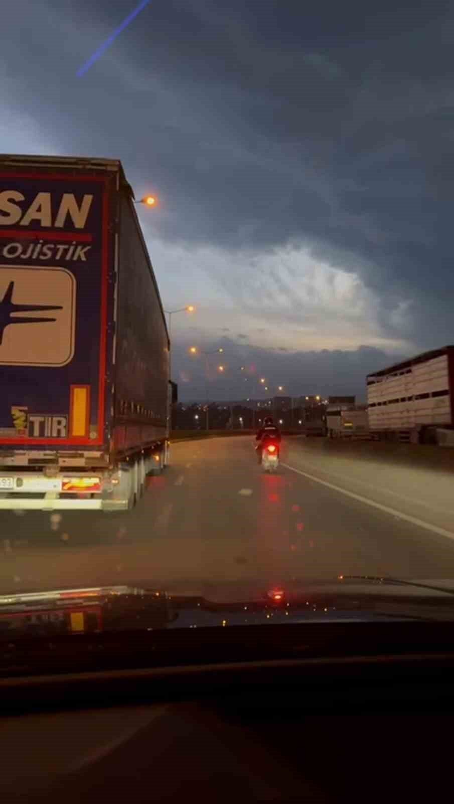 Hatay'da etkili olan fırtına, motosiklet sürücüsüne zorluk yaşatırken, bir tır