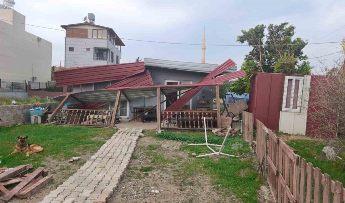 Hatay’da Fırtına Nedeniyle Mahsur Kalan Üç Kişi İtfaiye Tarafından Kurtarıldı Hatay'da etkili olan şiddetli fırtına nedeniyle bir evin çatısı kapıyı