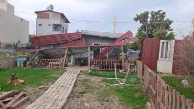 Hatay'da etkili olan şiddetli fırtına nedeniyle bir evin çatısı kapıyı