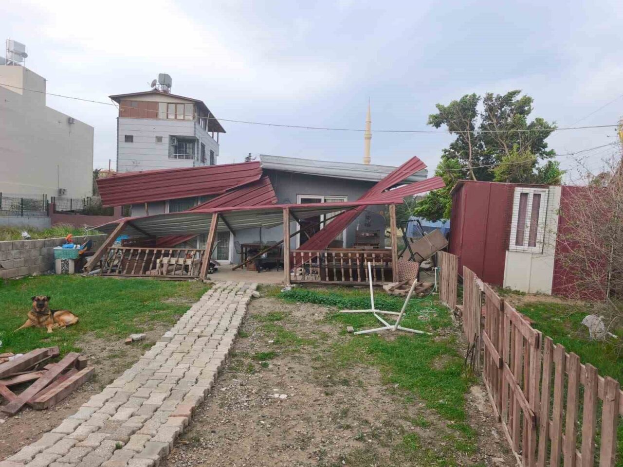 Hatay'da etkili olan şiddetli fırtına nedeniyle bir evin çatısı kapıyı