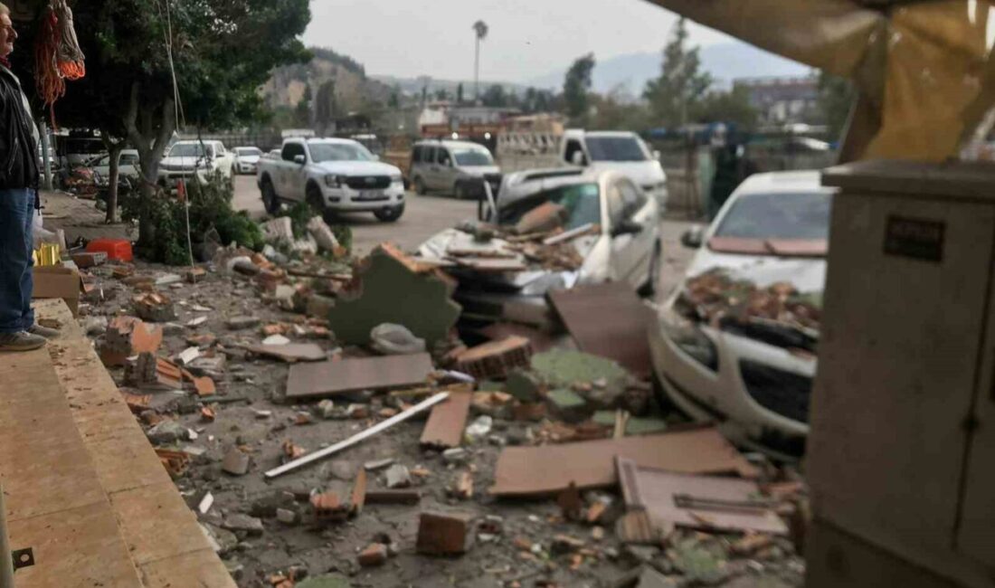 Hatay'ın İskenderun ilçesinde meydana gelen şiddetli fırtına, Pınarbaşı Mahallesi'ndeki bir