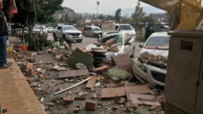 Hatay'ın İskenderun ilçesinde meydana gelen şiddetli fırtına, Pınarbaşı Mahallesi'ndeki bir