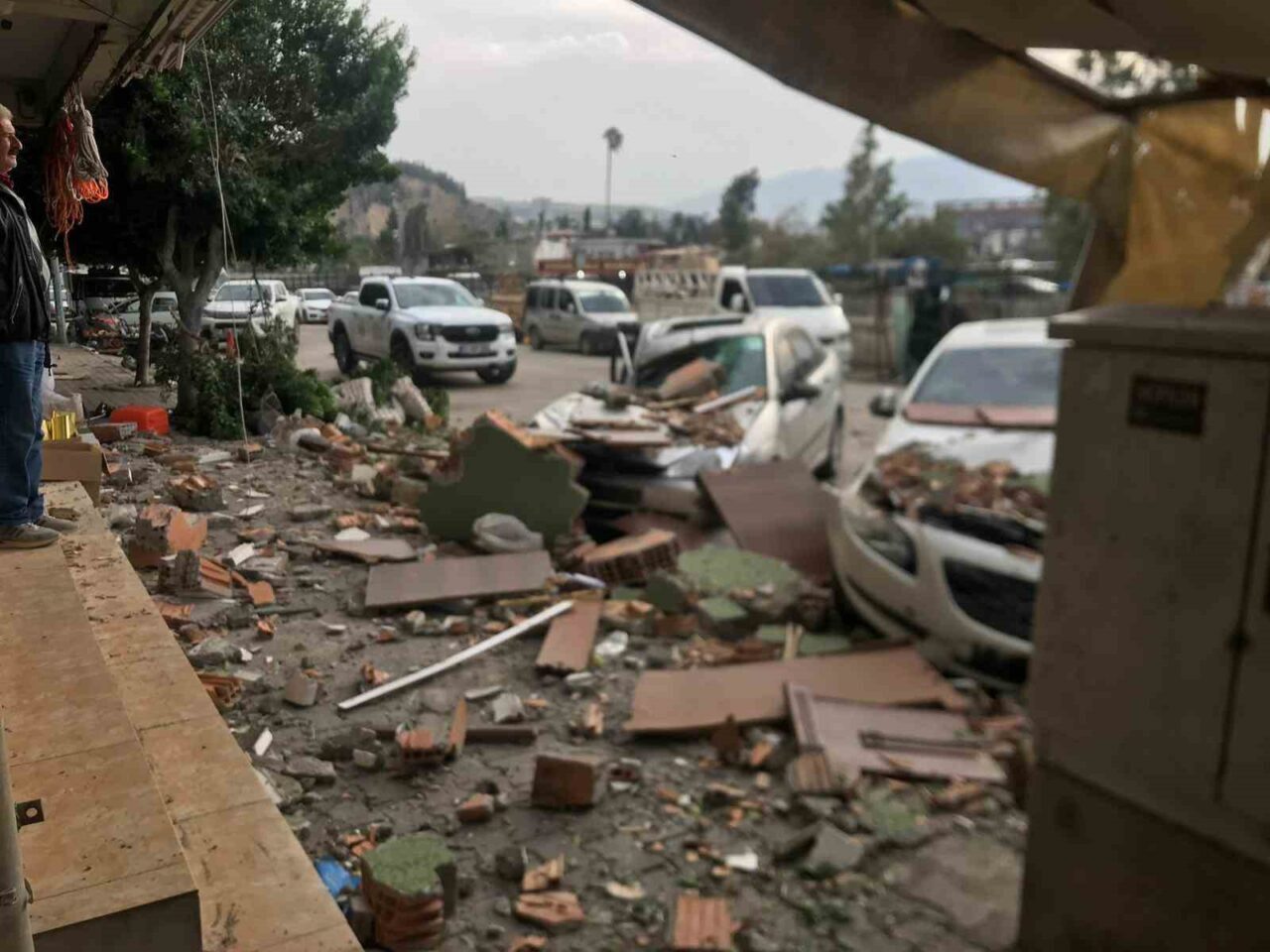 Hatay'ın İskenderun ilçesinde meydana gelen şiddetli fırtına, Pınarbaşı Mahallesi'ndeki bir