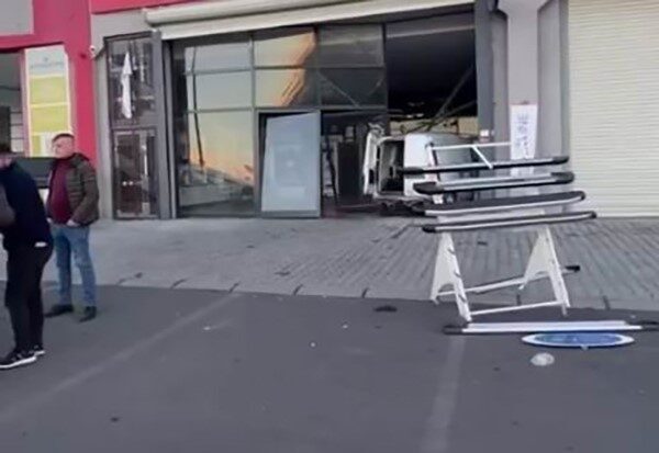 Diyarbakır'ın Kayapınar ilçesinde, fren yerine gaza basan sürücü, oto aksesuar