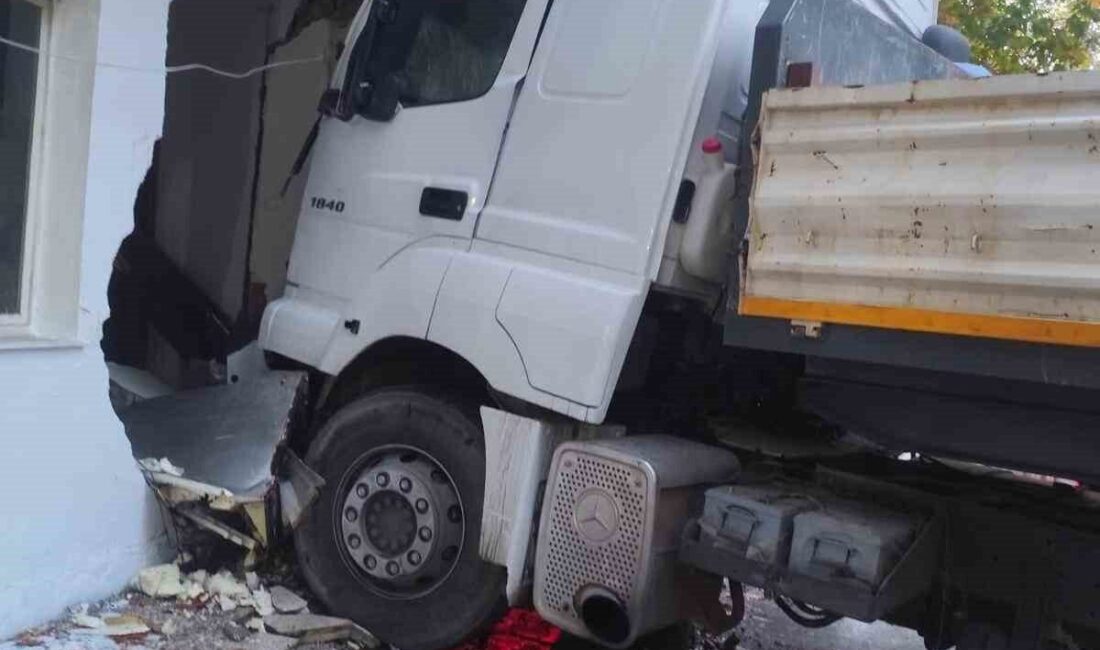 Mersin’in Erdemli ilçesinde M.E. yönetimindeki freni boşalan tır, önce bir