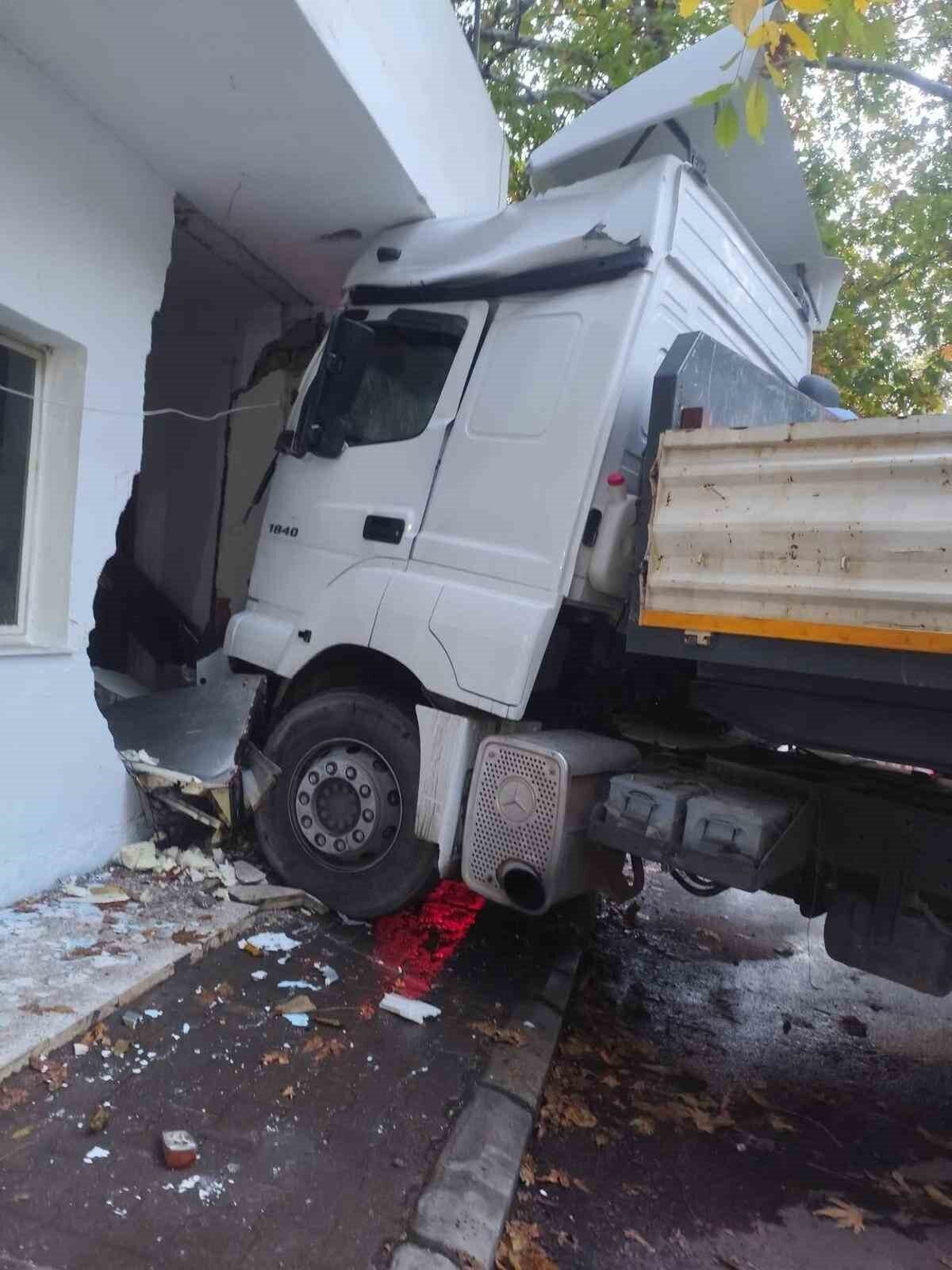 Erdemli’de Freni Boşalan Tır, Önce Direğe Sonra Otomobile Çarpıp Fırın Duvarını Yıktı, Mermerler 5 Keçiyi Telef Etti