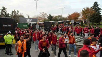 Galatasaray, Fenerbahçe ile oynayacağı derbi için Kadıköy'e giden sarı-kırmızılı taraftarlar,