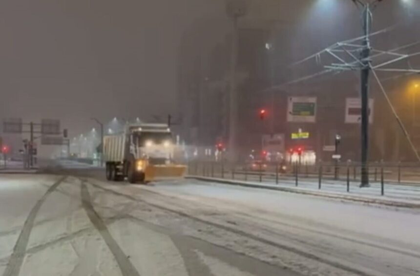 Gaziantep Büyükşehir Belediyesi, kar yağışına karşı tüm ekipleriyle sahada görev yapıyor.