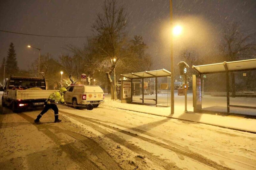 Gaziantep Belediyesi, yoğun kar yağışına karşı önlemler alarak ekiplerini görevlendirdi.