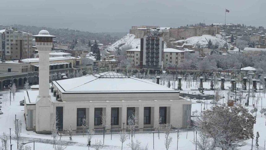 Gaziantep’te Gece Yağdı, Şehir Beyaz Örtüyle Kaplandı