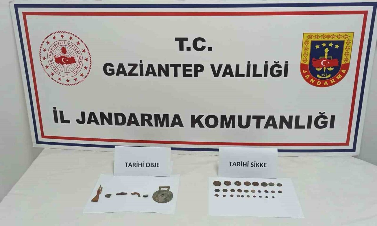 Gaziantep’te jandarma operasyonunda 28 tarihi sikke ve 6 metal obje ele geçirilerek 3 kişi gözaltına alındı