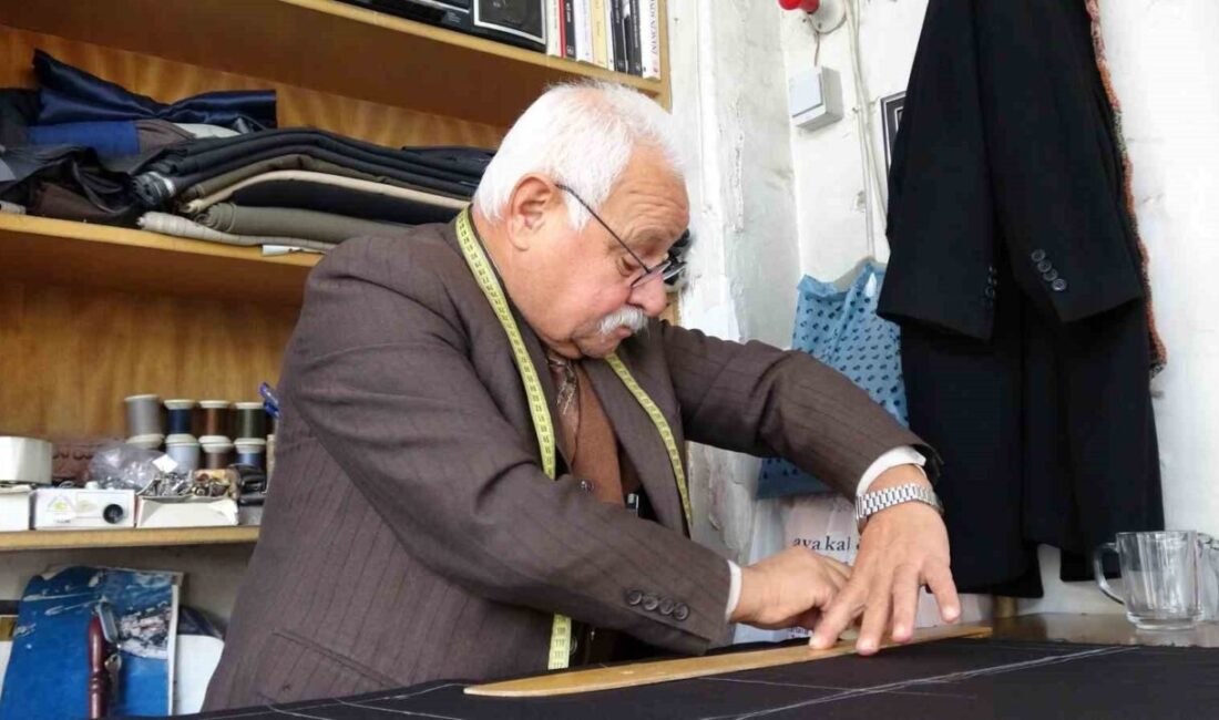Gaziantep'te 67 yaşındaki terzi Nezir Canpolat, 55 yıldır mesleğini sürdürüyor.
