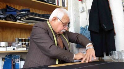 Gaziantep'te 67 yaşındaki terzi Nezir Canpolat, 55 yıldır mesleğini sürdürüyor.