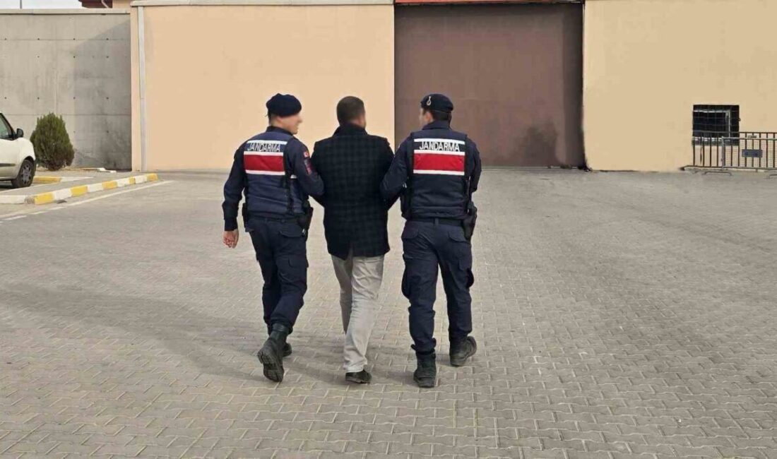 Gaziantep’te 12 Yıl Cezası Olan 3 Aranan Şahıs Jandarma Tarafından Ele Geçirildi Gaziantep'te jandarma, 12 yıl hapis cezası bulunan D.T., R.Y. ve