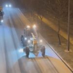 Gaziantep’te beklenen yoğun kar yağışı etkili olmaya başladı, belediye ekipleri yolları açma ve tuzlama çalışmaları yaptı.