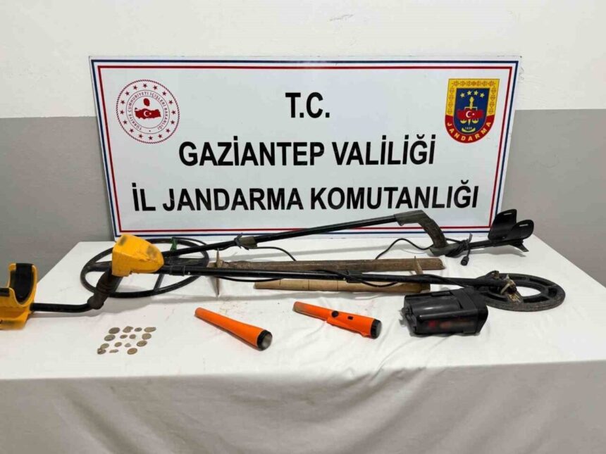 Gaziantep’te izinsiz kazı yapan 2 kişi suçüstü yakalandı, Roma dönemine ait 15 sikke ele geçirildi.