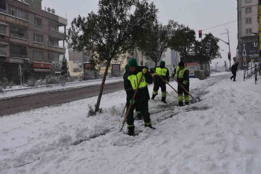 Yoğun kar yağışının ardından Şahinbey Belediyesi karla mücadele çalışmalarına kesintisiz devam ediyor.
