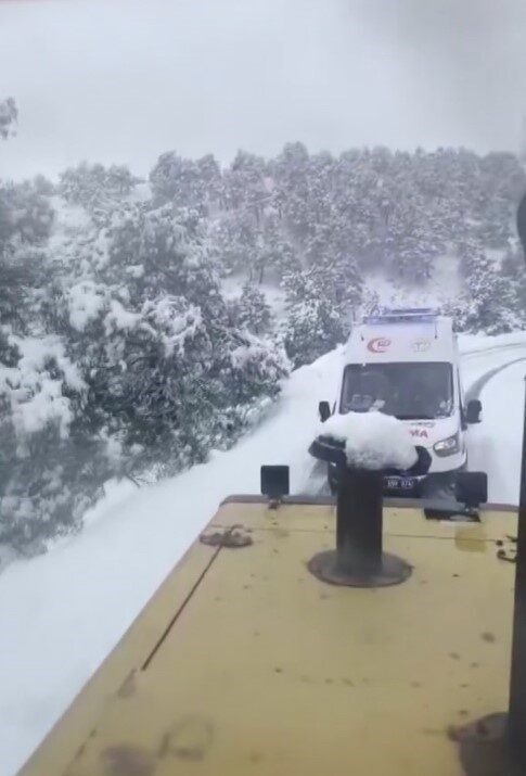 Yoğun kar nedeniyle hastaneye ulaşamayan kadına ekiplerin müdahalesiyle ulaşım sağlandı